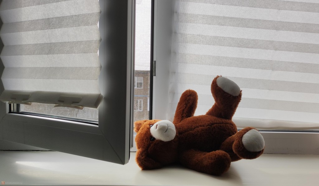 Двухлетний мальчик выпал из окна четвертого этажа в Топаре