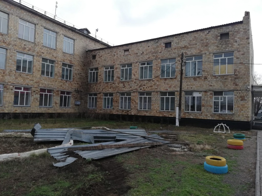 Из-за ветра частично сорвана кровля с 25-ти зданий в Карагандинской области