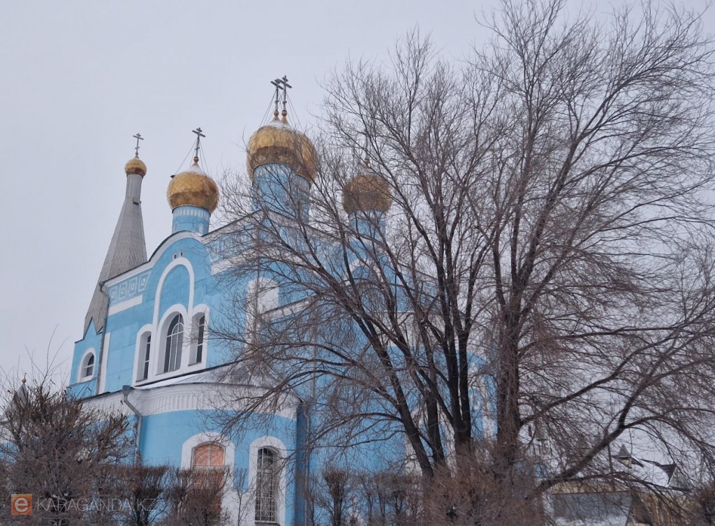 Қарағанды ғибадатханасында шомылдыру рәсімі өтті. Фоторепортаж