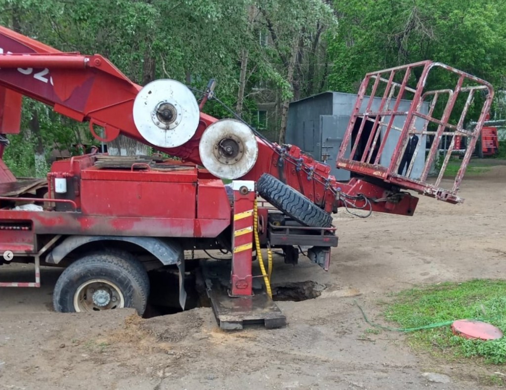 Автовышка провалилась под землю в Караганде