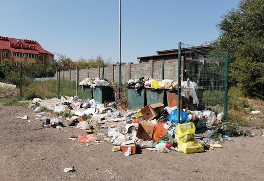 Сами карагандинцы порой допускают ситуации, из-за которых образовываются свалки на мусорных площадках – ТОО «ГорКомТранс»