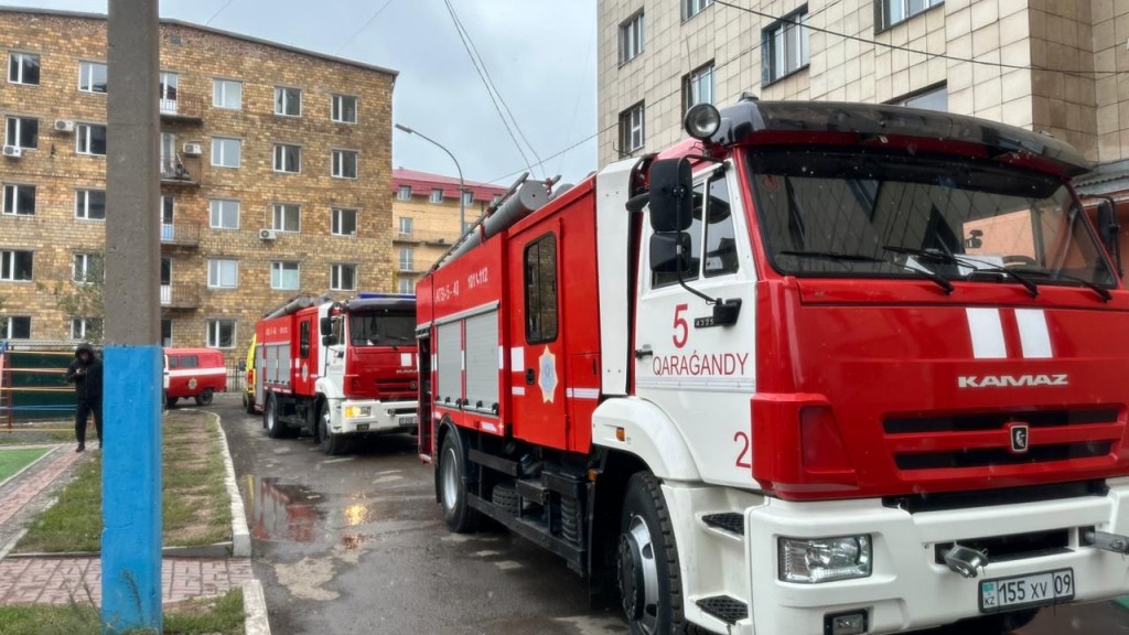 Ваннадағы мама шпионить және трахают порно