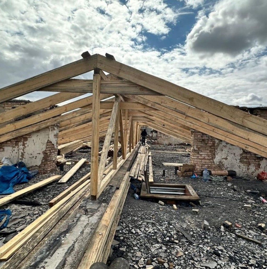 В Караганде после пожаров восстанавливают кровли двух пятиэтажек. Аким города побывал на месте работ