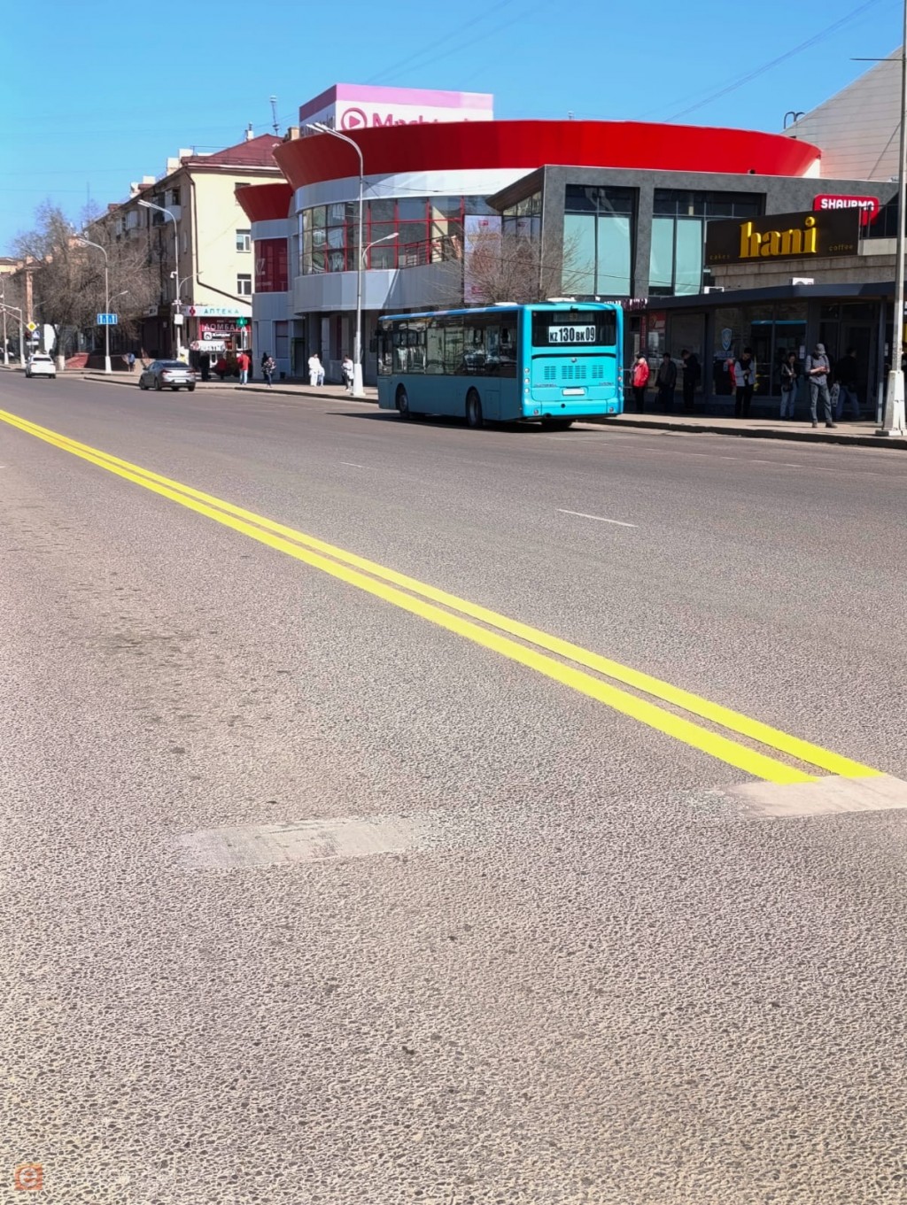 В Караганде начали наносить дорожную разметку на центральных улицах города