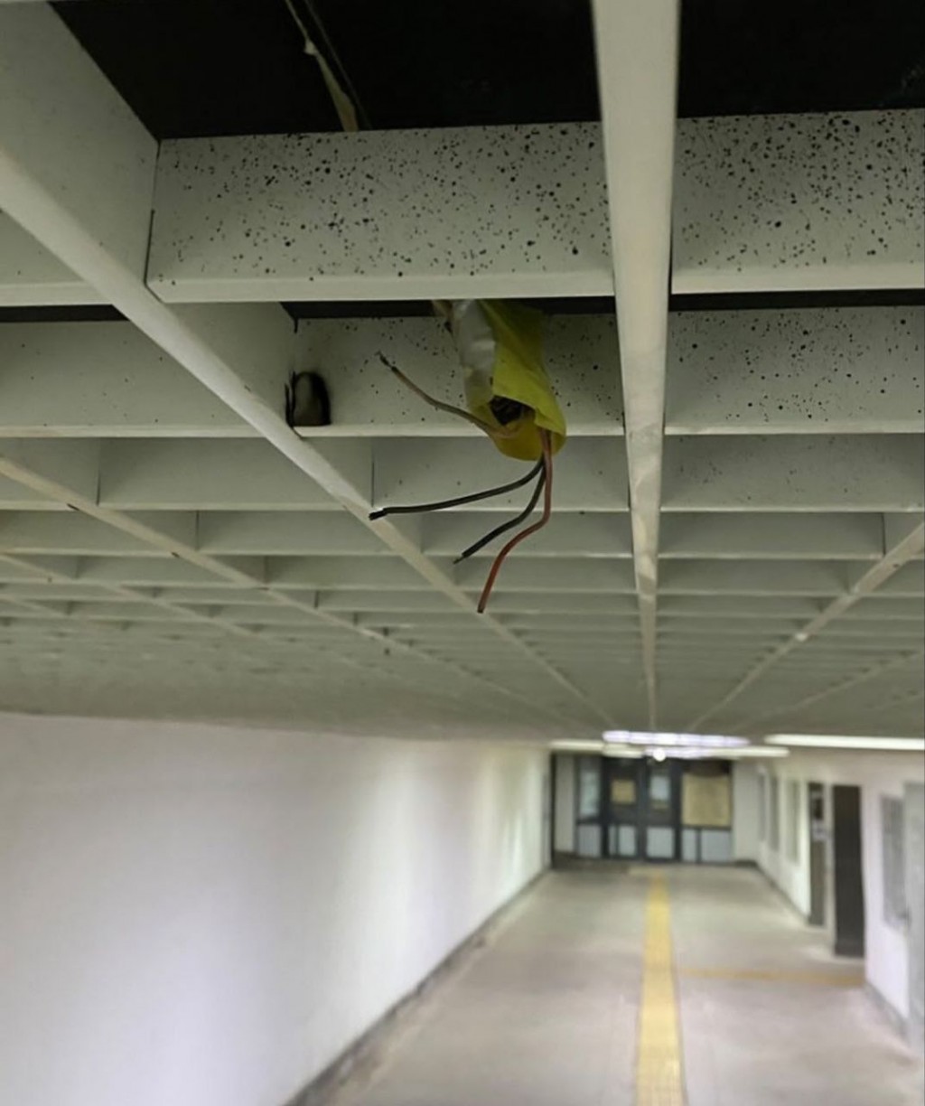 В Караганде мужчина пожаловался на оголенные провода в подземном переходе