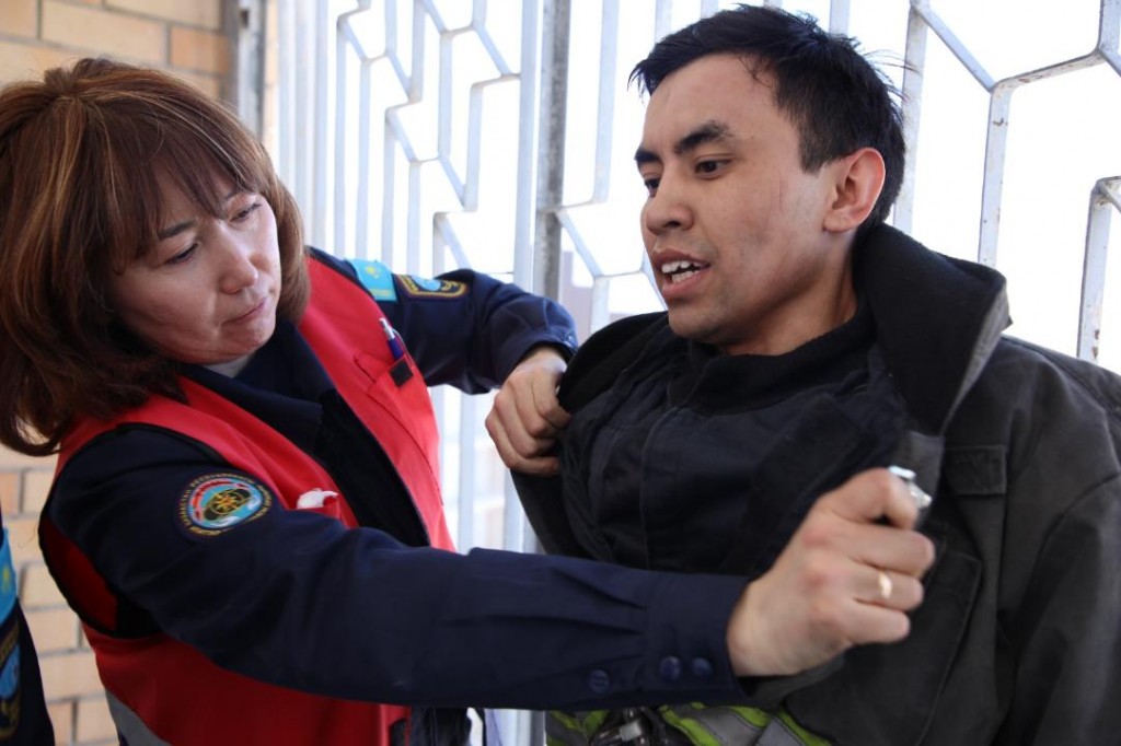 25-қабатқа жүгіру: Қарағандыда өрт сөндірушілер төзімділікпен жарысты