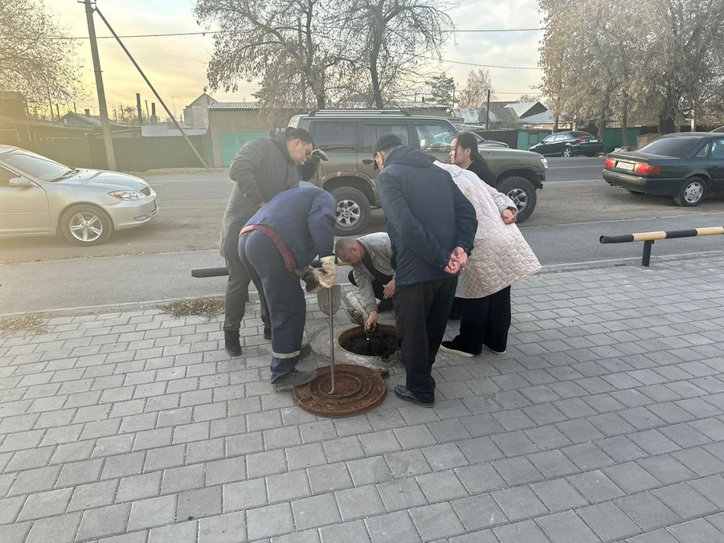 Қарағандыда тұрғын үйлерден ағынды сулар Веснянка өзеніне түсті