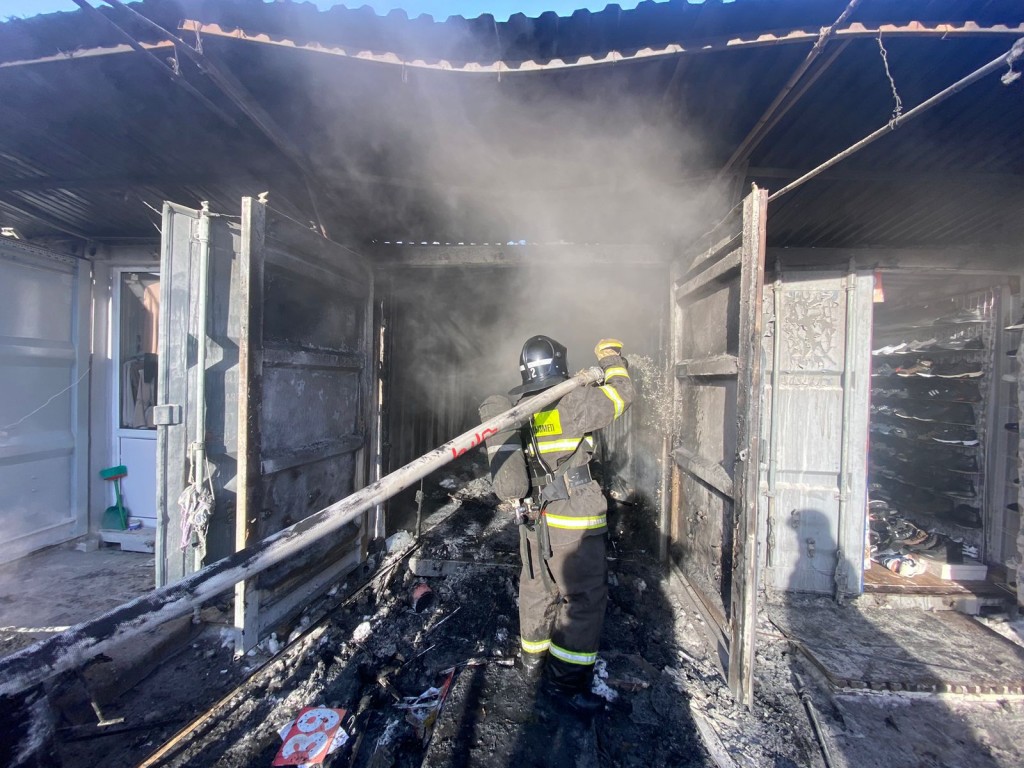 В Темиртау произошел пожар на Центральном рынке