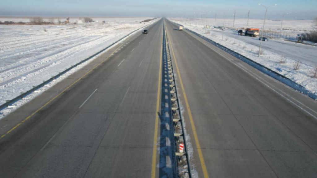 На трассах Карагандинской области ведется установка временных снегозадерживающих щитов