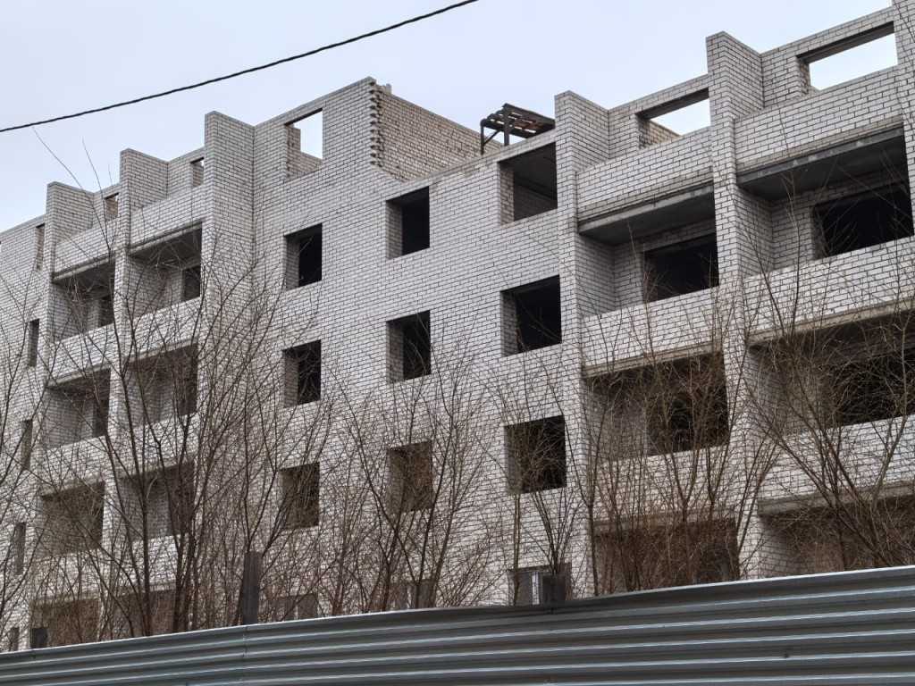 Строительство трех домов в Темиртау продолжат не раньше следующего года