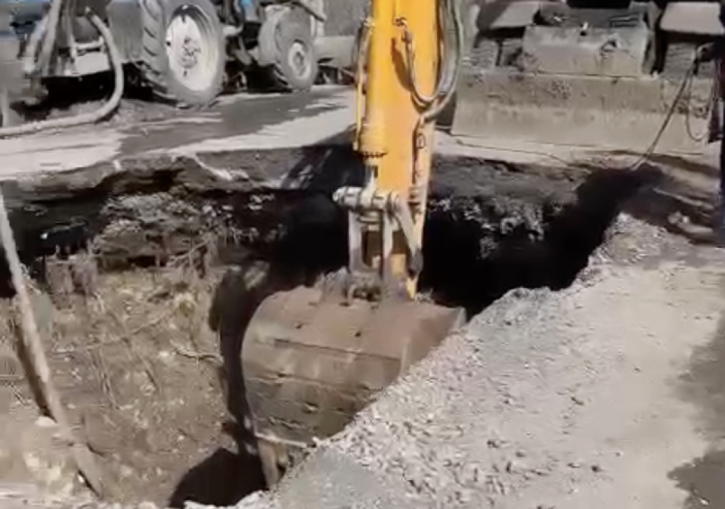 В Караганде объяснили причину провала дороги в мкр Восток-1