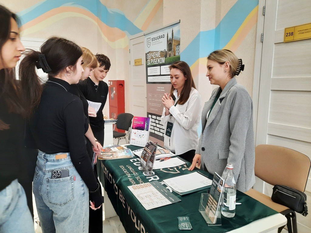 Почем высшее образование? В Караганде прошла встреча школьников с представителями университетов