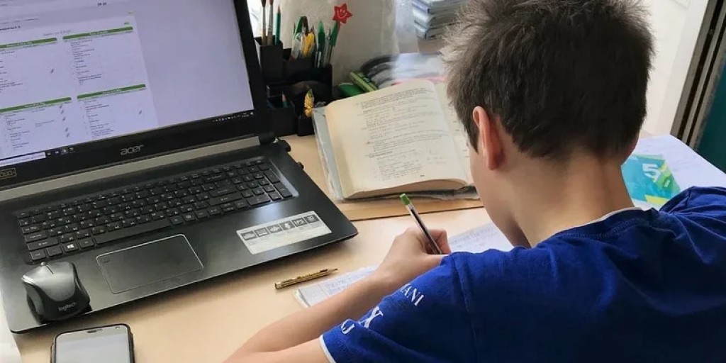 Школьников второй смены и студентов колледжей отправили на дистанционку