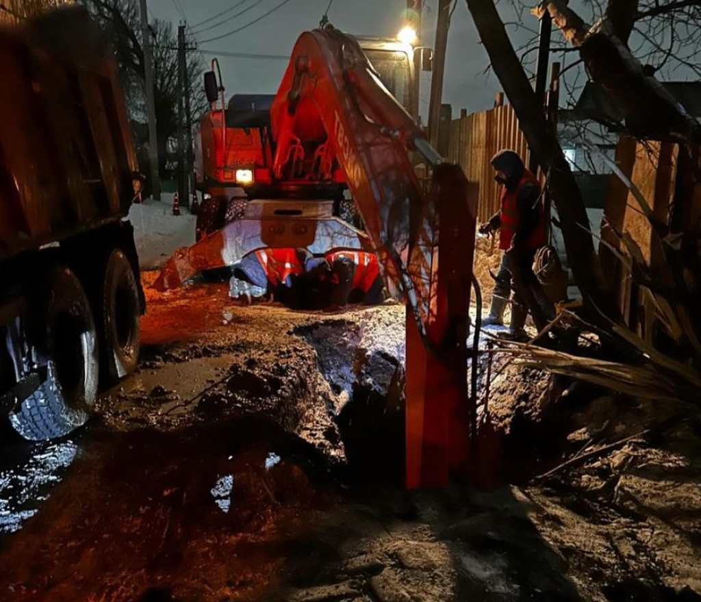 В Караганде всё еще устраняют водопроводную аварию на улице Курмангазы