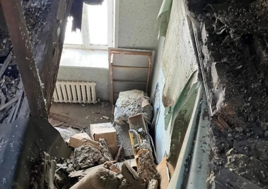 В Темиртау начали обследование дома после обрушения кровли