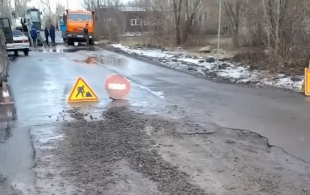 Три раза за полгода коммунальные службы Караганды раскапывали хороший асфальт в одном из дворов города