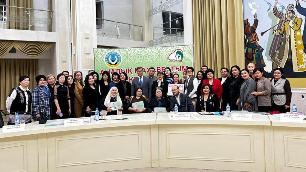 Новогоднее чудо: Многодетной семье из Караганды подарили сертификат на покупку жилья