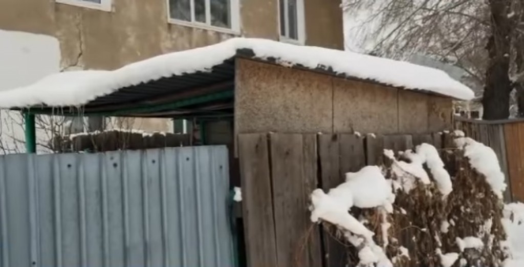 Из-за забора и беседки бригада ТОО 