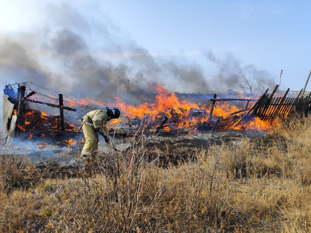 Қарағанды облысының құтқарушылары бес ірі өртті жойды