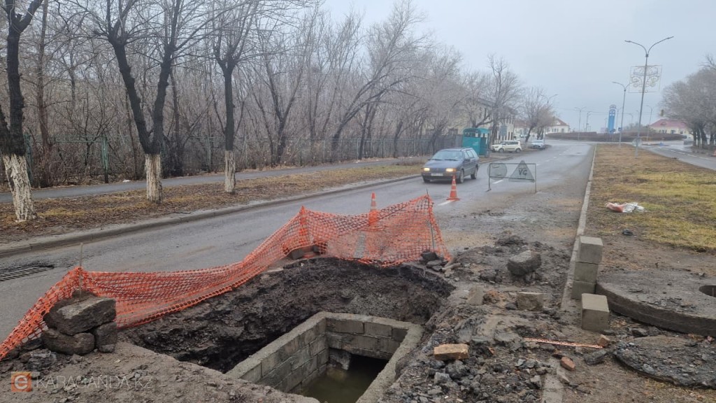 Қарағандыда архитектуралық жөндеу жұмыстары созылды: тұрғындар шұңқырлар мен қараңғы жолға шағымданады