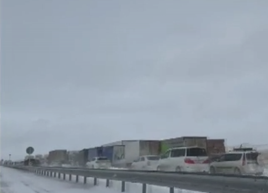 Ауа райының қолайсыздығына байланысты Қарағанды облысының трассаларында мыңнан астам автокөлік жиналды