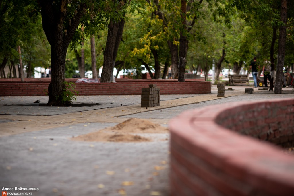 Как идут работы в новых мини-скверах на проспекте Нуркена Абдирова. Фоторепортаж