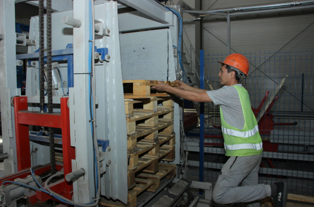 Почти на 4% выросло промышленное производство в Казахстане