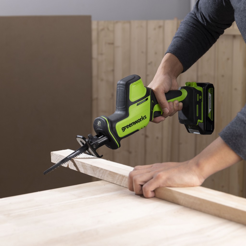 Лобзик и сабельная пила Greenworks