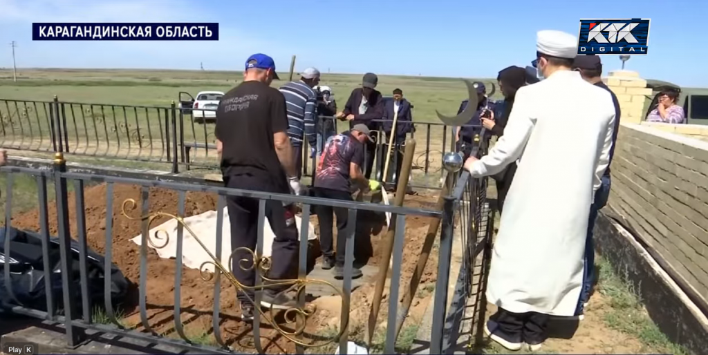 «Это наша мама»: громкий спор из-за могилы закончился вскрытием захоронения в Карагандинской области
