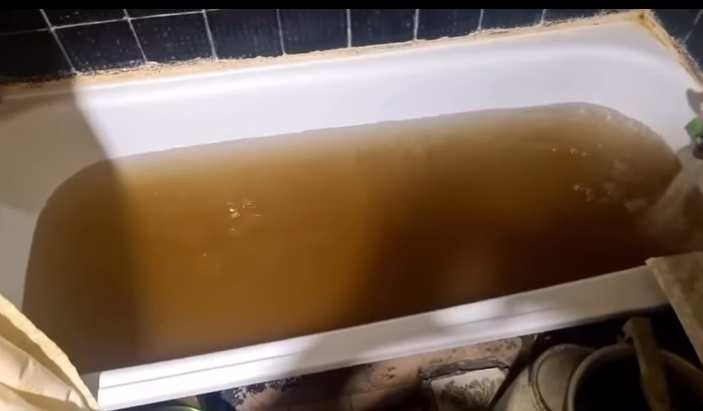 В Караганде жители жалуются на качество горячей воды