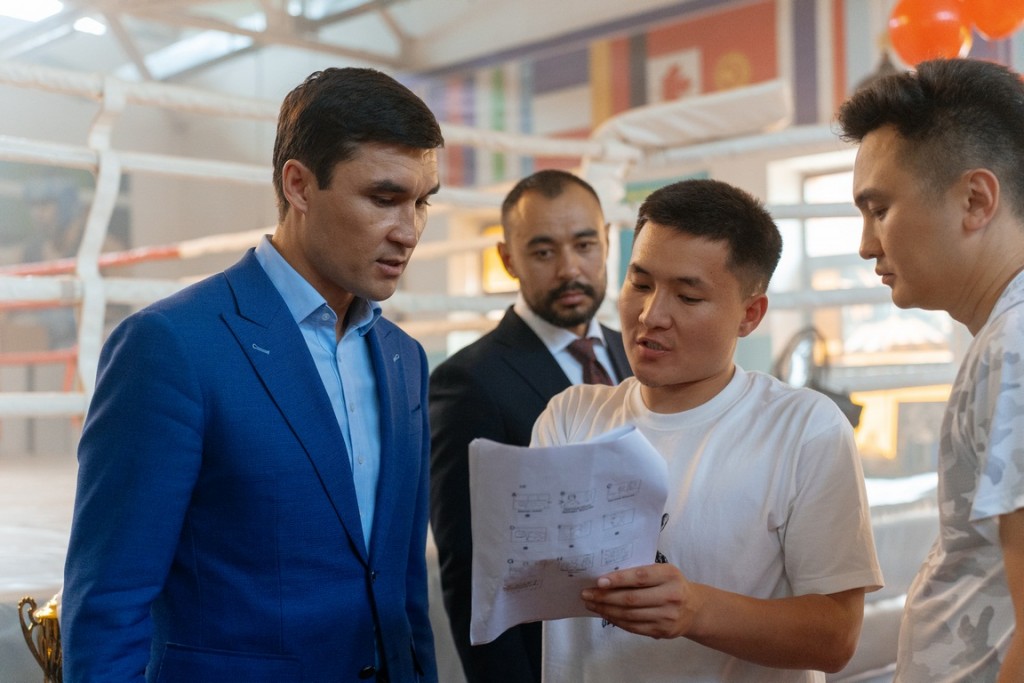 Серик Сапиев снимается в сериале о боксе в Караганде