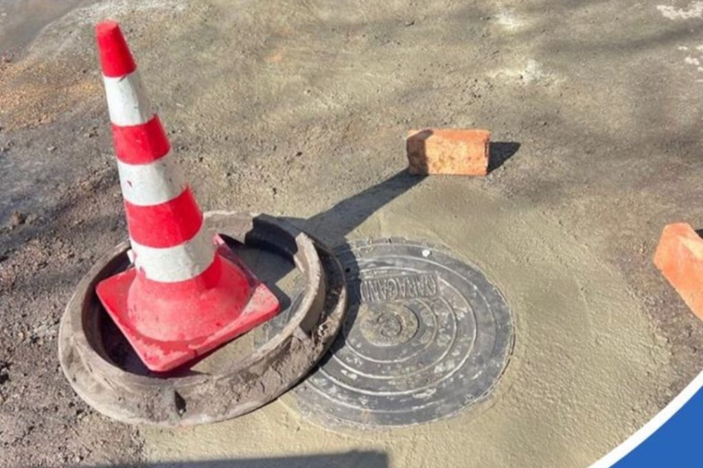 В Караганде чистят и ремонтируют колодцы