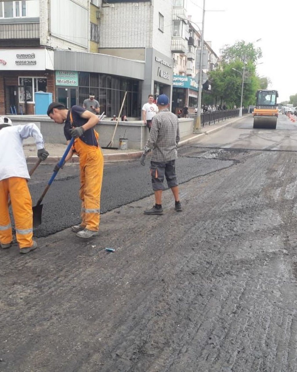 Текущий ремонт дорожного полотна проводится на проспекте Бухар жырау в Караганде