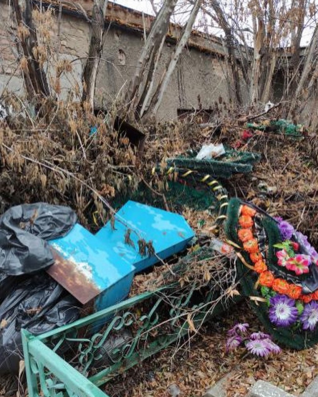 Карагандинцы снова жалуются на беспорядок на одном из кладбищ города