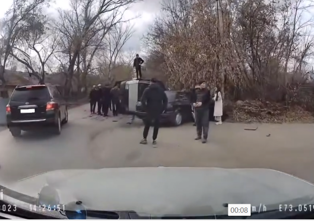 В Караганде после столкновения перевернулась на бок «Газель»