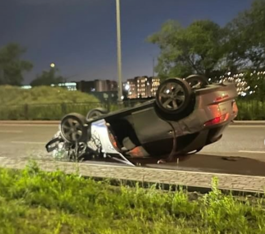 В Караганде в результате ДТП перевернулся автомобиль