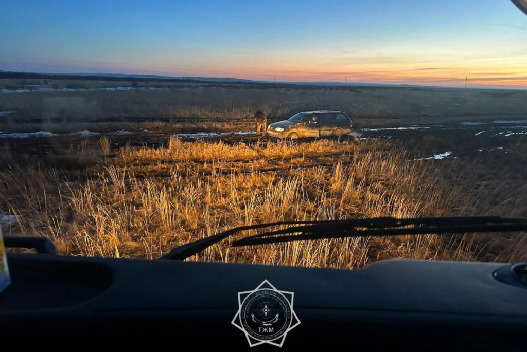 Машина застряла на размытой дороге в Карагандинской области