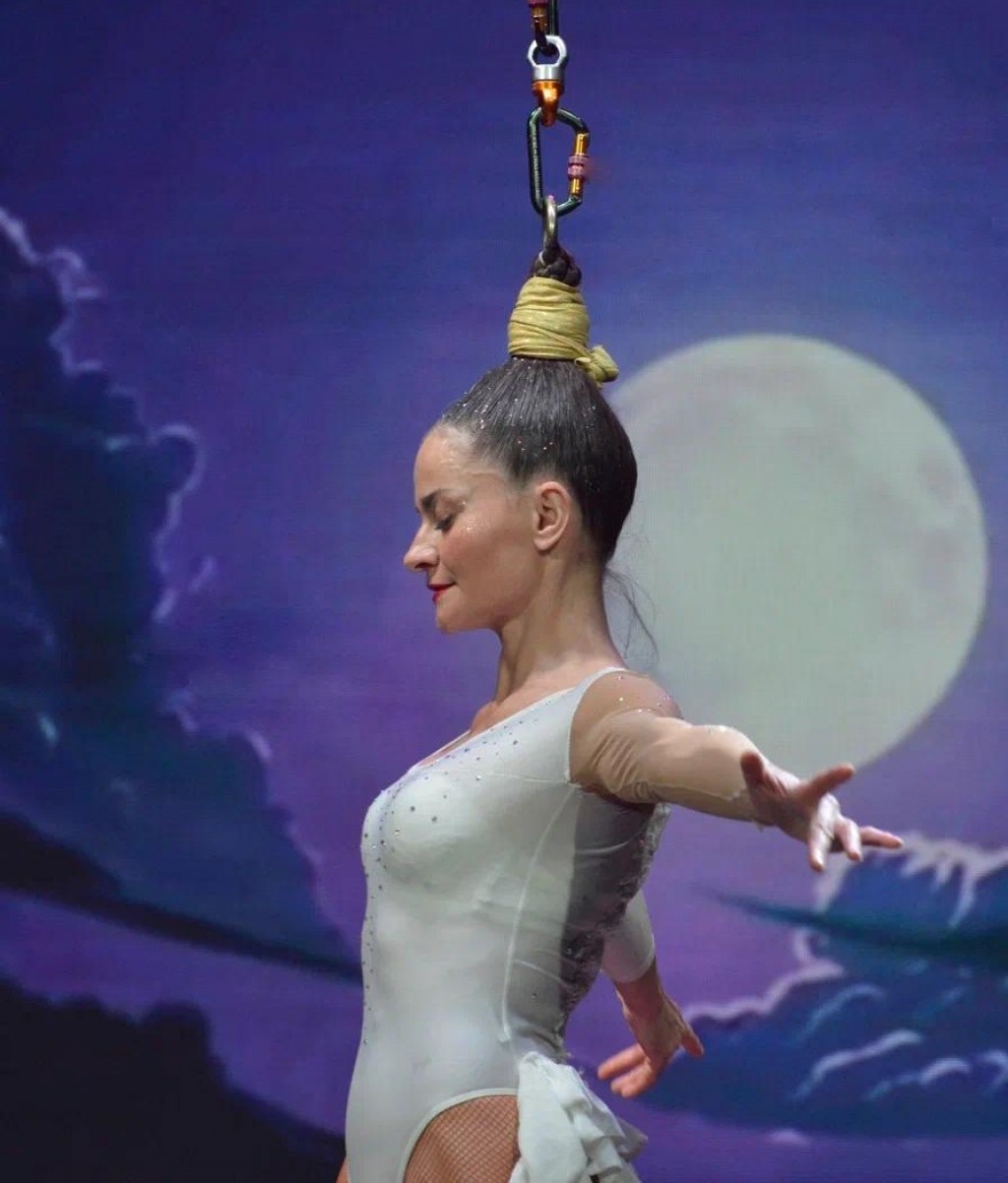 «Висит на волоске»: гимнастка из Караганды выполняет уникальный трюк