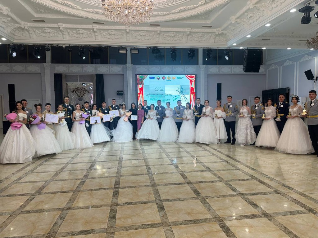 Қожайын жігіттің анусы мен жыныс мүшесін сипайды