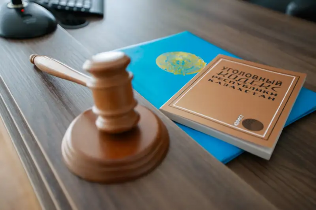 Помощника адвоката осудили за избиение полицейских в Караганде