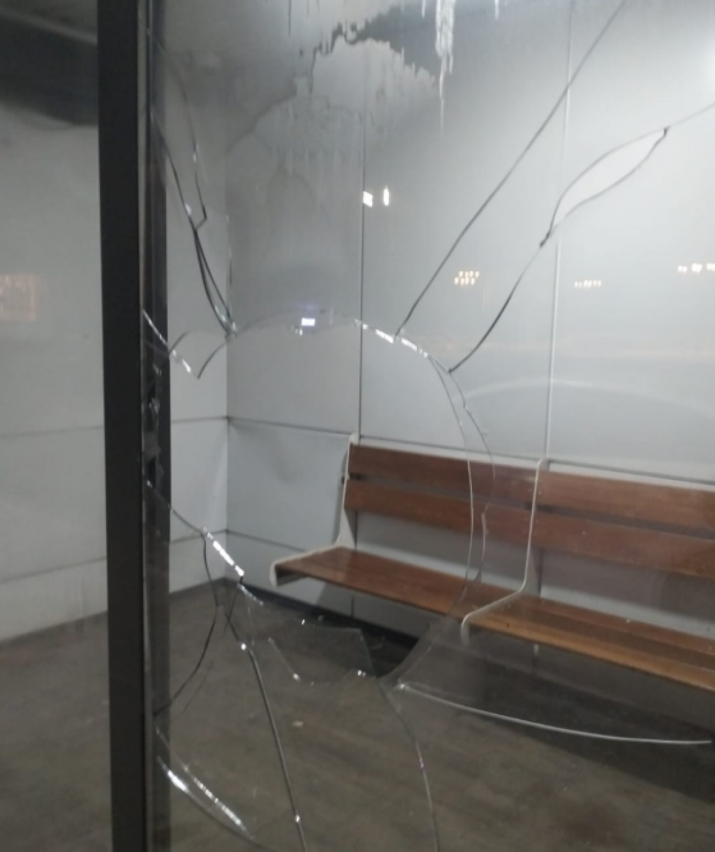 В Караганде продолжают разбивать стекла в тёплых остановках