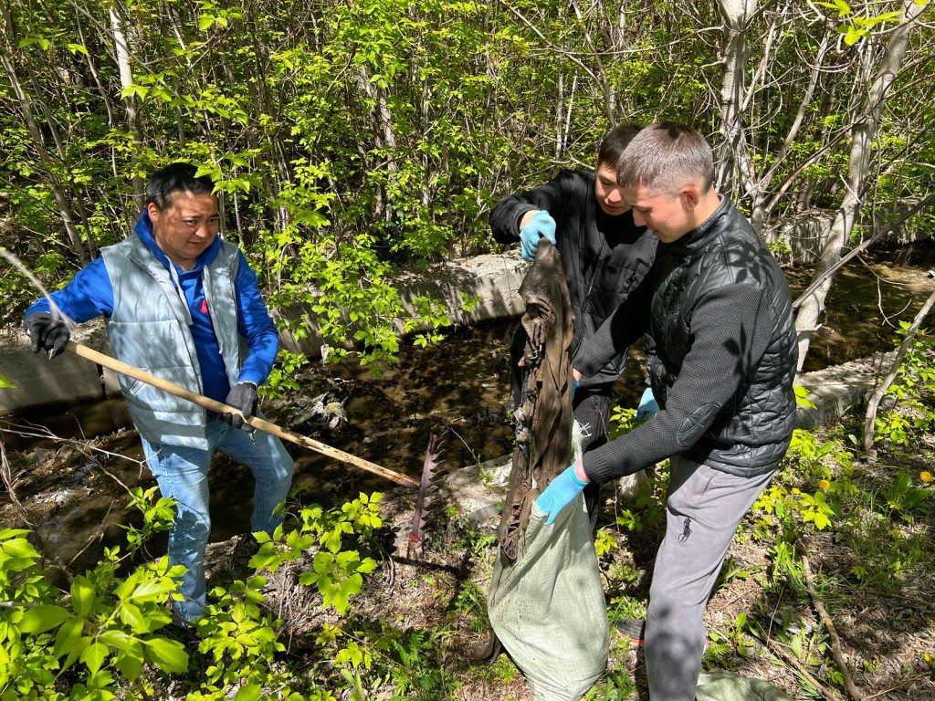 150 мешков мусора собрали с берега Букпы курсанты Карагандинской академии имени Бейсенова