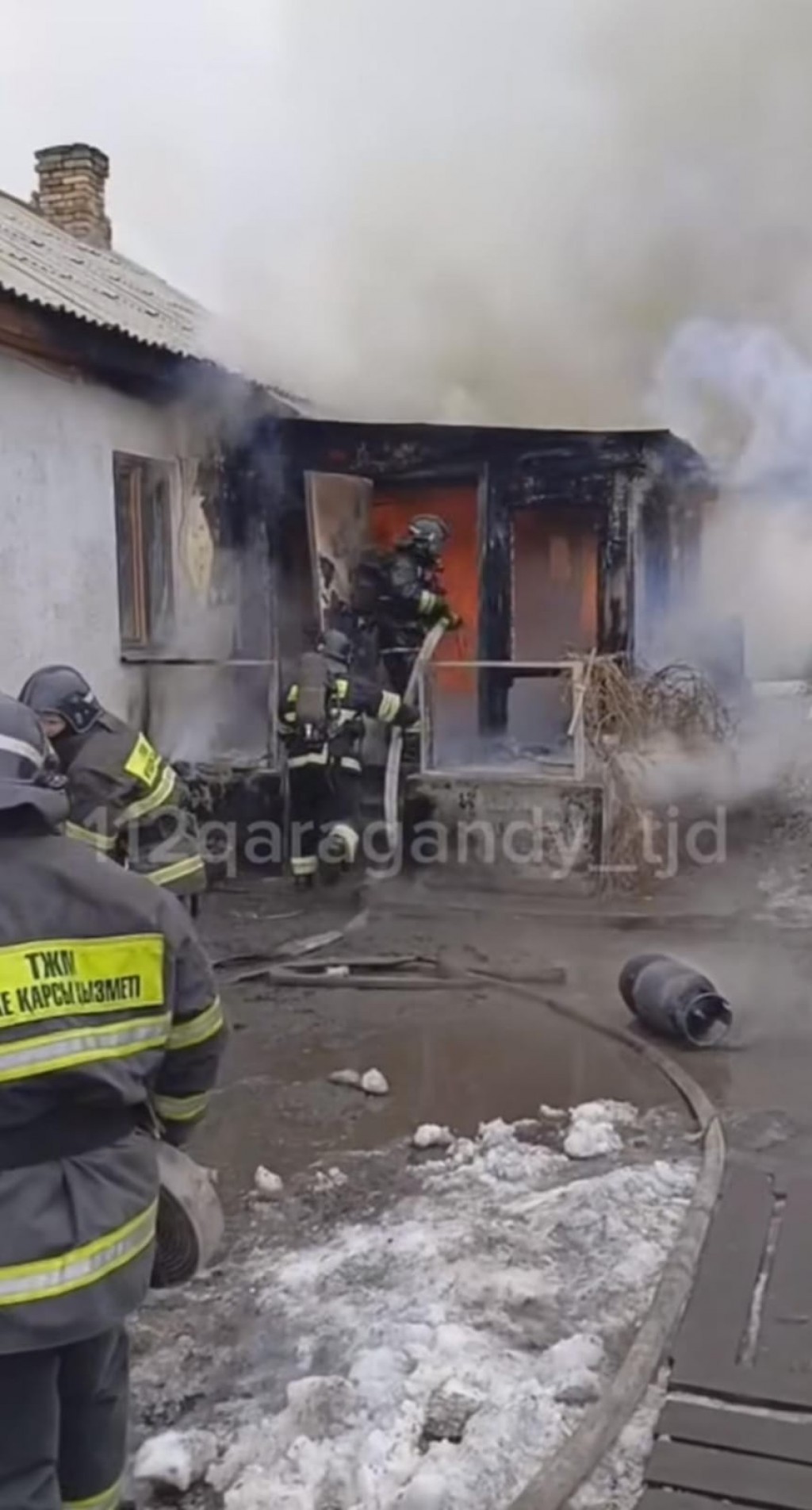 Два газовых баллона вынесли из огня пожарные в Караганде