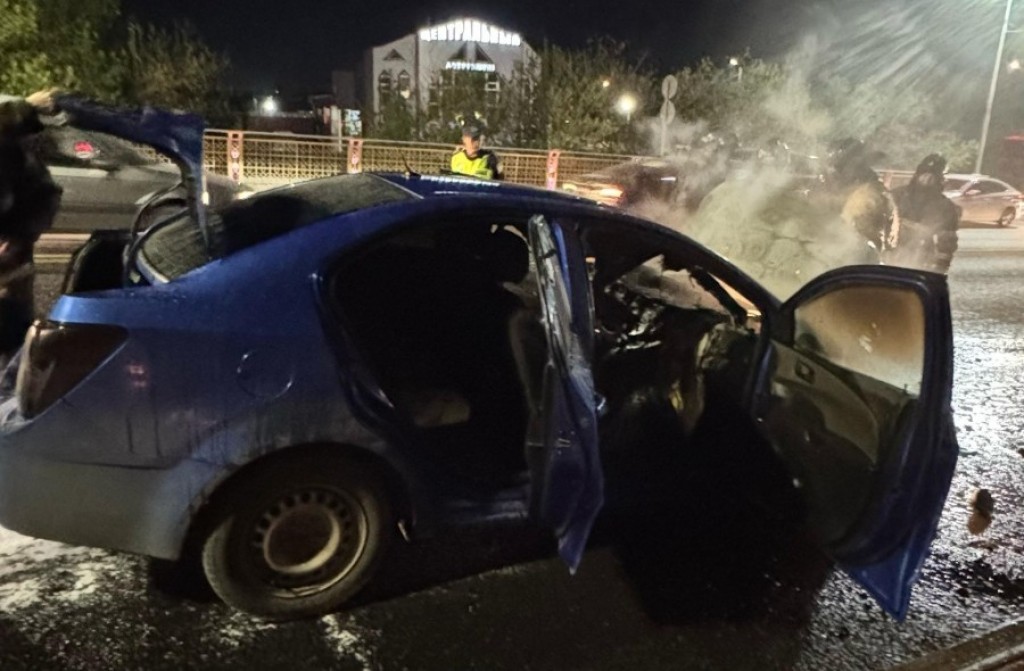 В Караганде горел автомобиль на гоголевском мосту