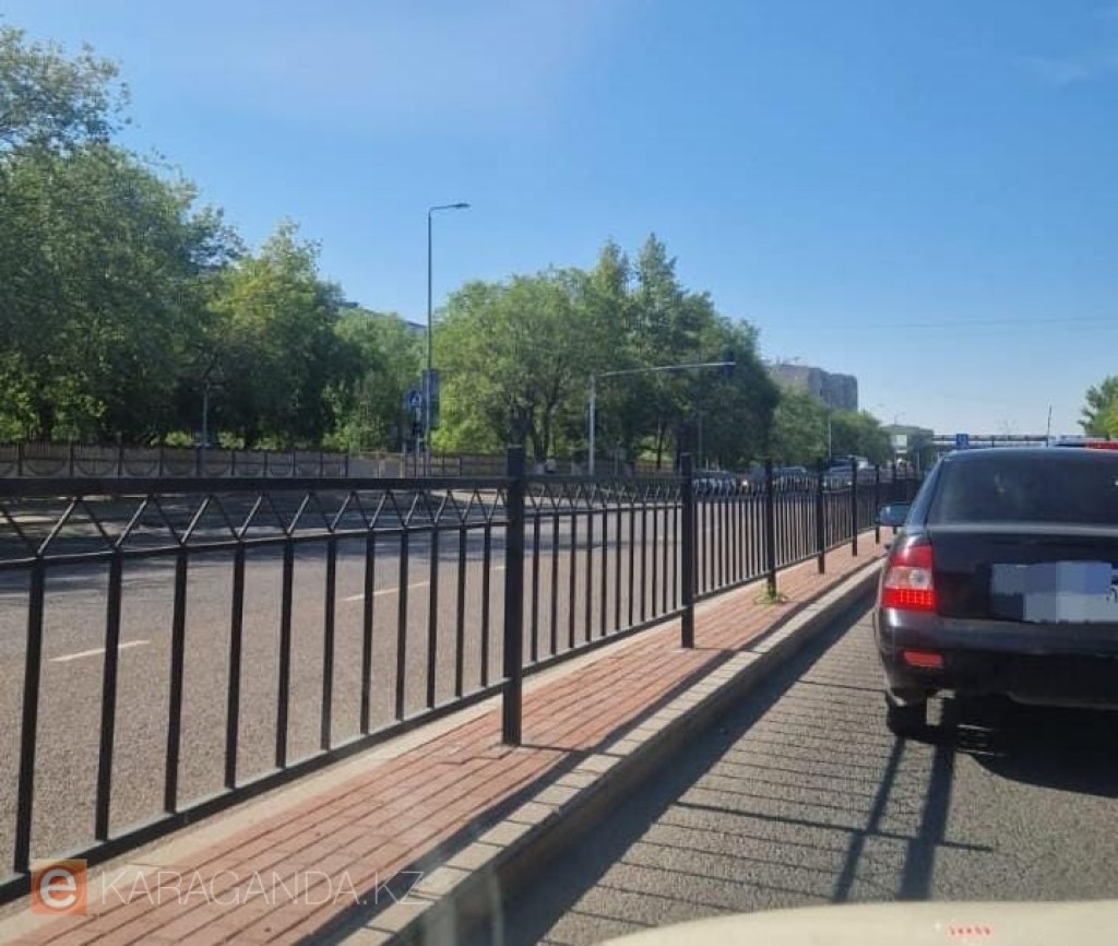 В Караганде убрали вазоны с разделительной полосы для удобства водителей