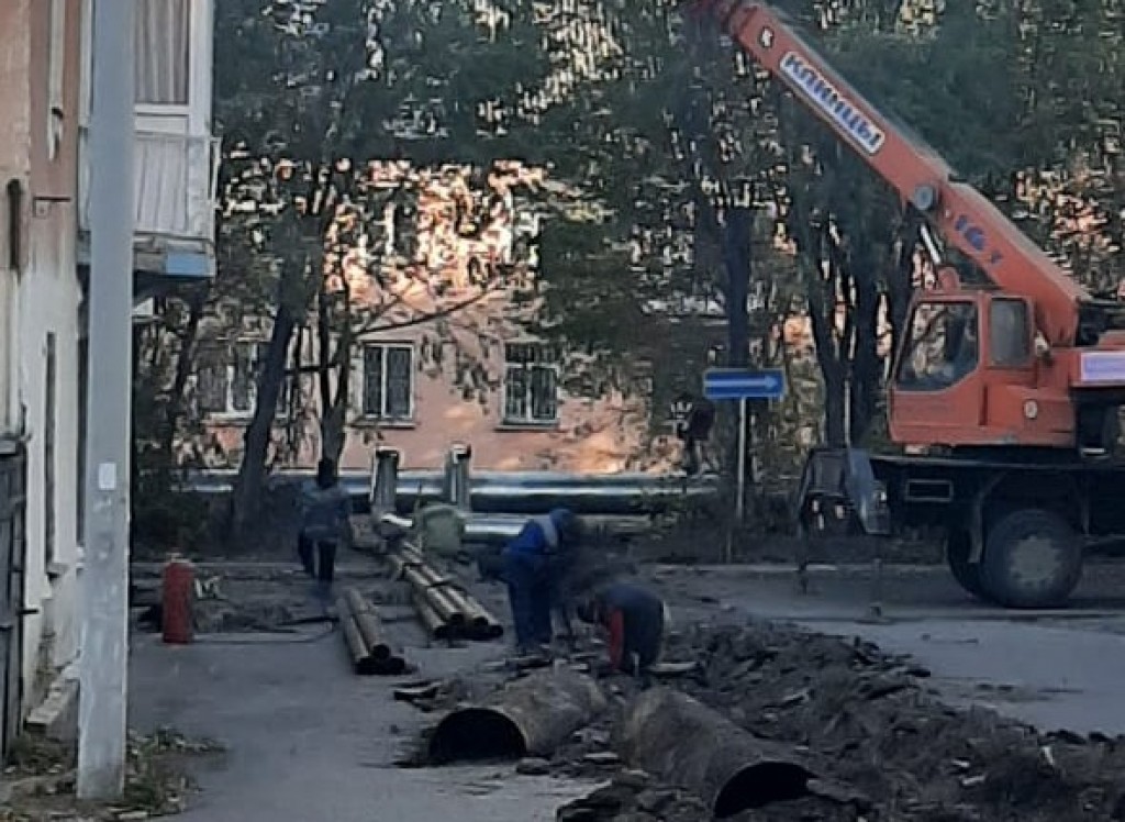 В Темиртау свежий асфальт на проспекте Строителей вскрыли через неделю после ремонта