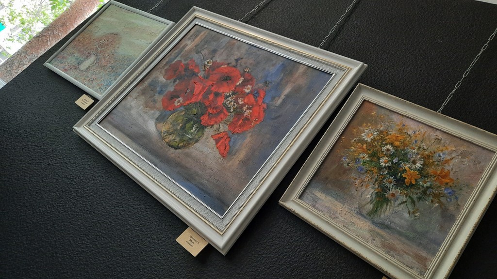 Академизм и авангард: какие картины с цветами представили в карагандинской галерее