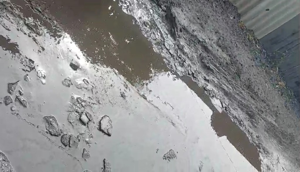 У машин срывает дно: жители района ЖБИ уже несколько лет просят нормальную дорогу