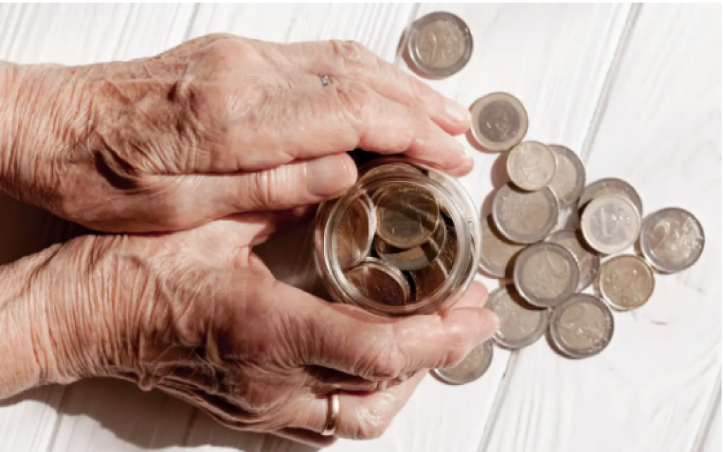 Ввести запрет на изъятие пенсионных могут в Казахстане