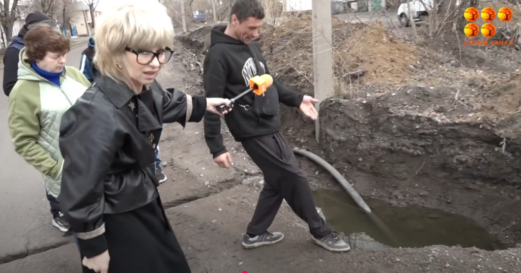 Жители улицы Заводской начали бить тревогу после того, как в траншее оказалась четвёртая машина